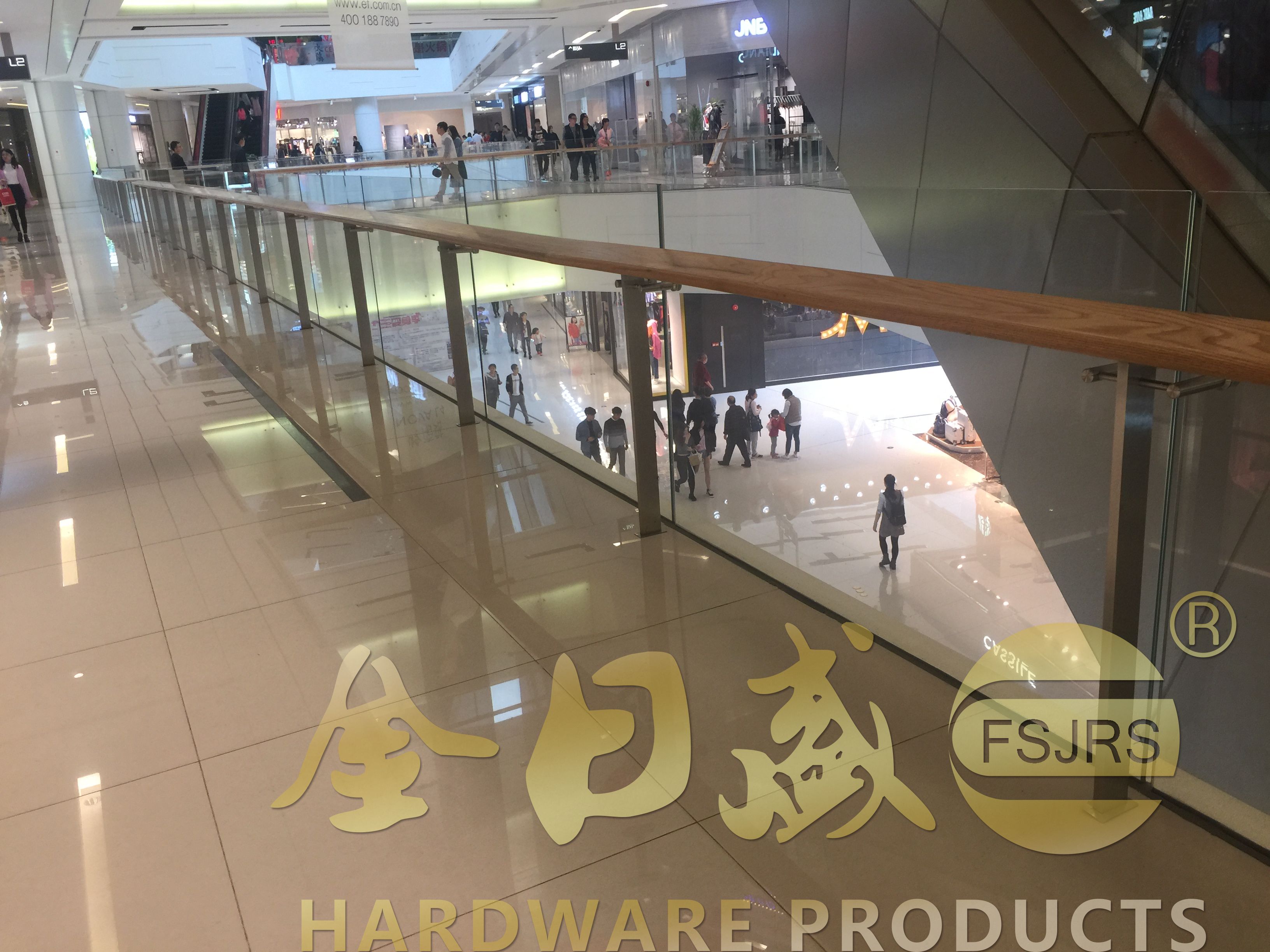 现代建筑中玻璃护栏的五大核心优势